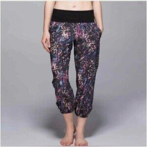 Lululemon Women's Black Multi Floral Fold Over Waist Jogger Pant Size 2